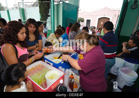 Una donna vende ghiaccioli per bambini in un food festival nella città di Puebla, Messico Foto Stock