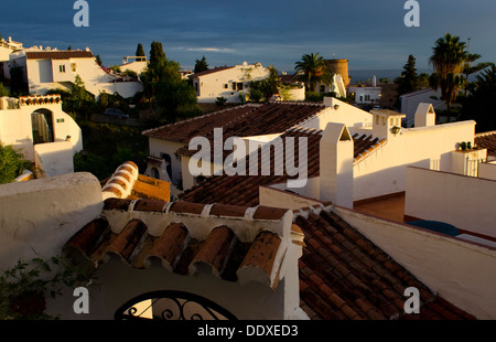 Vista di argilla tegole del tetto al tramonto sul pittoresco villaggio di San Juan de Capistrano si affaccia su Nerja e la costa mediterranea Foto Stock