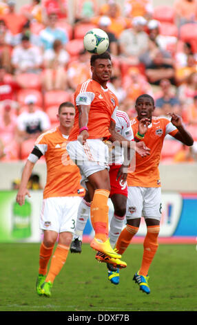 Houston, Texas, Stati Uniti d'America. 8 Sep, 2013. Set 08 2013: Houston Dynamo centrocampista Giles Barnes #23 capi la sfera verso l'alto durante la MLS di stagione regolare corrispondenza tra la Houston Dynamo e il New York Red Bulls da BBVA Compass Stadium di Houston, TX. Credito: csm/Alamy Live News Foto Stock