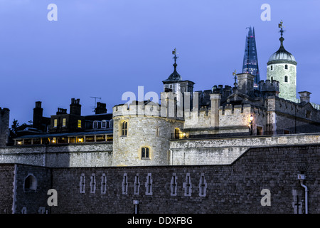 Torre del Castello di Londra con la parte superiore del Shard in background Foto Stock