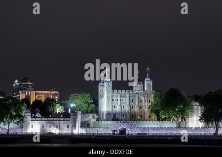 Torre di Londra castello prese da tutto il Tamigi Foto Stock