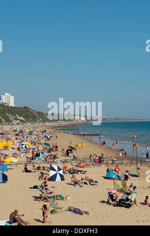 Bournemouth Beach preso dal molo durante l'estate nel sud della contea inglese di Dorset. Foto Stock