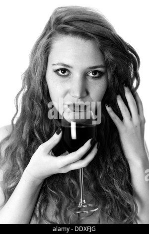 Modello rilasciato. attraente giovane donna di bere vino rosso Foto Stock