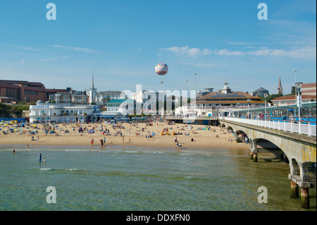 Un ampio colpo di Bournemouth Beach preso dal molo durante l estate nel sud della contea di Dorset. Foto Stock