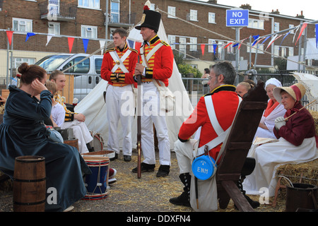 Soldati su uniforme tradizionale posa, parlando con la giovane signora Great Yarmouth festival marittimo, Norfolk, Regno Unito Foto Stock