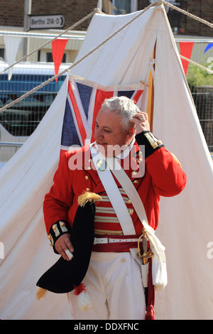 Soldati in uniforme tradizionale, Great Yarmouth Maritime Festival, Norfolk, UK Foto Stock