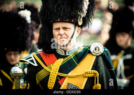 Braemar, Scotland, Regno Unito. 7 settembre 2013: un grande tamburo prende parte all'annuale Braemer Highland Games al Princess Royal e il Duca di Fife Memorial Park Foto Stock