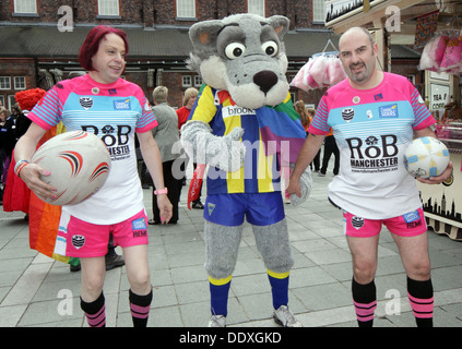 LGBT Festival a Warrington, Cheshire, Inghilterra, Regno Unito - Rugby Canalsiders con mascotte Wolfie Foto Stock