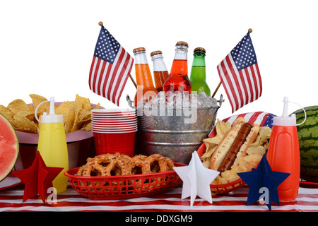 Un tavolo da picnic impostato con un quarto di luglio del tema. Formato orizzontale con uno sfondo bianco. Foto Stock