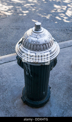 Vecchia città di New York idrante di fuoco su una strada della città Foto Stock