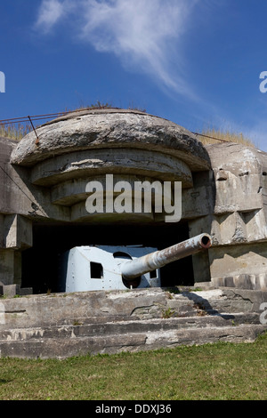 Grande WW2 bunker con il cannone a Bangsbo, Danimarca. Foto Stock