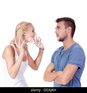 Giovane coppia attraente conflitto arrabbiato problema isolato su sfondo bianco Foto Stock