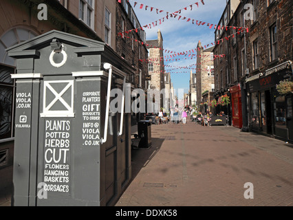 Rose Street , Edimburgo, Scozia,UK un posto ideale per bere, mangiare,party - con il vecchio Tardis casella di polizia Foto Stock