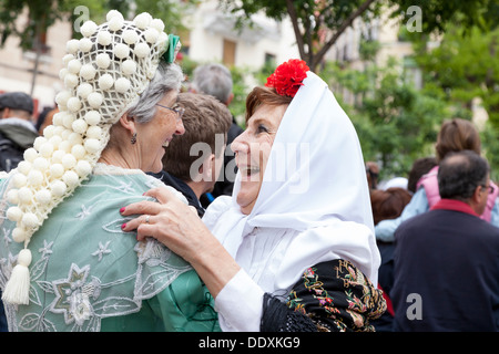 Donne in costume tradizionale danza al San Isidro Festival in Las Vistillas Park Foto Stock