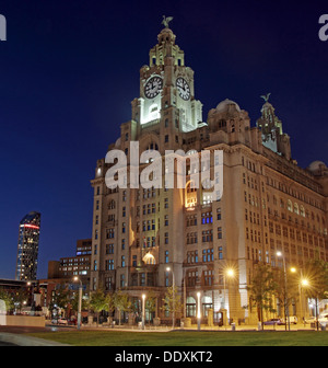 Pier Head Liver Building al crepuscolo Liverpool Merseyside England Regno Unito Foto Stock