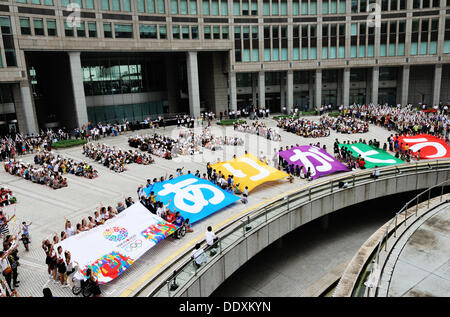 Tokyo, Giappone. 8 Sep, 2013. Vista generale, 8 settembre 2013 : Linea di partecipanti fino a formare 'grazie' come altri banner in attesa che leggere "grazie" in giapponese per celebrare il Tokyo conquistando il diritto ad ospitare le 2020 Olimpiadi di estate a Tokyo Municipal Government Office square a Tokyo in Giappone. Credito: Masahiro Tsurugi/AFLO/Alamy Live News Foto Stock