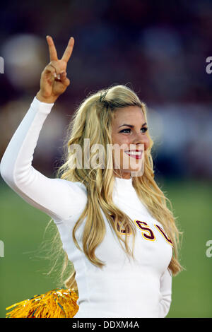 Los Angeles, Stati Uniti d'America. 7 Sep, 2013. USC Trojans cheerleader in azione durante il NCAA Football gioco tra la USC Trojans e il Washington State Cougars al Colosseo in Los Angeles, California.Charles Baus/CSM/Alamy Live News Foto Stock