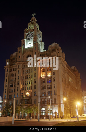Pier Head Liver Building notturno Liverpool Merseyside England Regno Unito Foto Stock