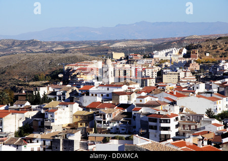 Vista sopra i tetti della città verso la montagna, Loja, provincia di Granada, Andalusia, Spagna, Europa occidentale. Foto Stock