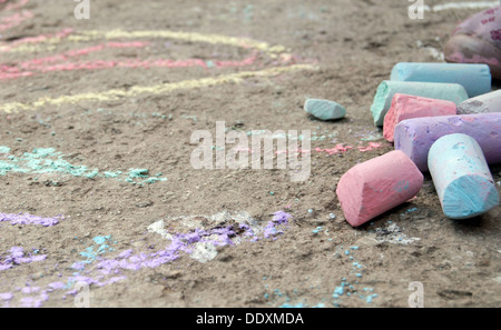 Pezzi di chalk sono su asfalto Foto Stock