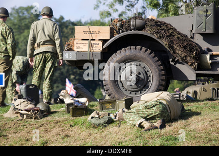 I veicoli militari e re-enactors in battaglia presso la vittoria mostra a Cosby Foto Stock