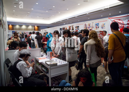 Jakarta, Indonesia, 8 Settembre 2013: Anime tifosi e appassionati affollano numerosi stand in Anime Festival Asia - Indonesia. Foto Stock