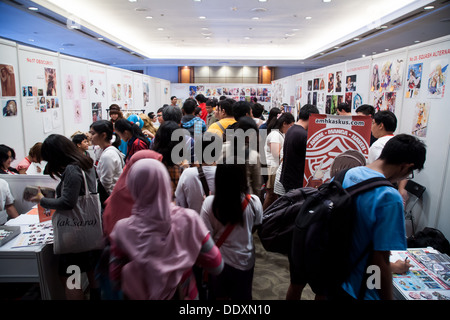 Jakarta, Indonesia, 8 Settembre 2013: Anime tifosi e appassionati affollano numerosi stand in Anime Festival Asia - Indonesia. Foto Stock