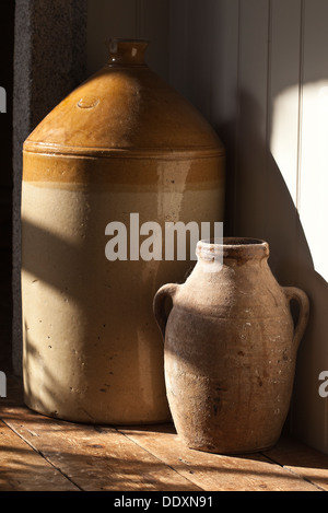 Polveroso vecchio vaso e antiche ceramiche in gres da Doulton factory a Lambeth, London datata 1853 Foto Stock