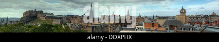Panorama attraverso la città di Edimburgo, dal castello a St Giles Kirk, Royal Mile, Scozia, Regno Unito Foto Stock