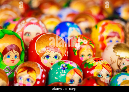 Colorato la nidificazione russo bambole matreshka al mercato. Matrioshka Nesting dolls sono il più popolare negozio di souvenir dalla Russia. Foto Stock