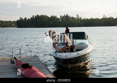 Turisti che si godono su un motoscafo in un lago, il lago dei boschi, Keewatin, Kenora, Ontario, Canada Foto Stock