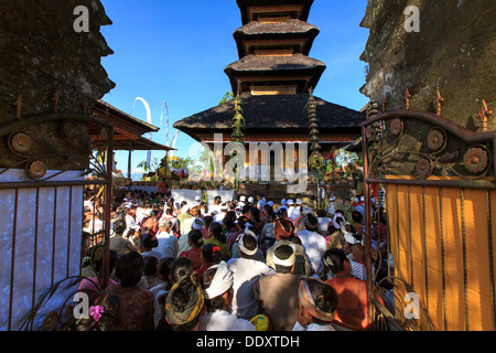 Indonesia, Bali, Sidemen, Pura Bukit Tageh tempio, persone locali che frequentano la celebrazione Foto Stock