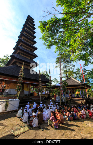 Indonesia, Bali, Sidemen, Pura Bukit Tageh tempio, persone locali che frequentano la celebrazione Foto Stock