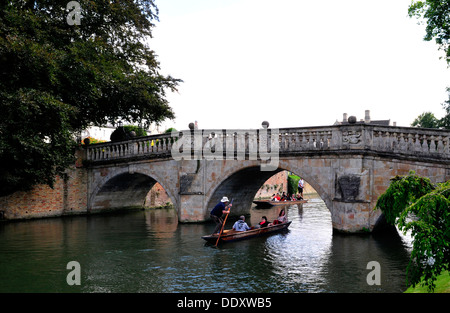 Una vista generale di Clare Bridge, Cambridge, UK. Foto Stock