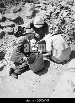 Setacciare la polvere dal pavimento della tomba di Tutankhamon, Valle dei Re, Egitto, 1922. Creatore: Harry Burton. Foto Stock