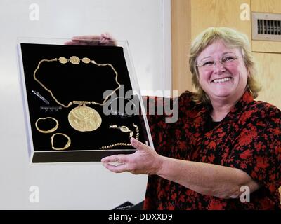 Gerusalemme, Israele. 9 Sep, 2013. Università ebraica archeologo Dr. EILAT MAZAR, visualizza un medaglione in oro decorato con una menorah, un shofar e un rotolo di Torah riflettendo la presenza storica degli ebrei tra il IV e il VII secolo. Gerusalemme, Israele. 9-sett-2013. Un nascondiglio di monete d'oro e un medaglione oro scoperto nell'Ofel scavi, a soli 50 metri dal Monte del Tempio, è considerata dagli archeologi 'un mozzafiato, una volta sola nella vita scoperta'. Credito: Nir Alon/Alamy Live News Foto Stock