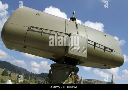 Il verde militare camouflage enorme radar per la ricognizione di aerei nemici durante la guerra 2 Foto Stock