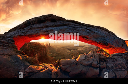 Sunrise a Mesa Arch arco in pietra Foto Stock