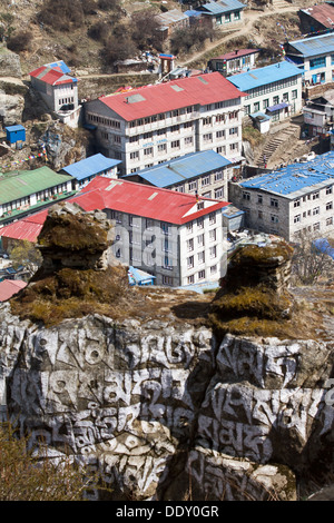 Guardando verso il basso sulla Namche Bazaar, il villaggio Sherpa, 3.440 m (11,286 ft) nel Khumbu e regione di Sagarmatha del Nepal, Asia Foto Stock