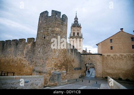 La torre della cattedrale e le mura della città, Burgo de Osma, Soria, Spagna, 2007. Artista: Samuel Magal Foto Stock