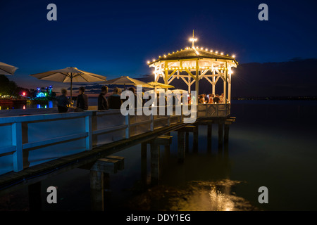 Padiglione con un bar sul Lago di Costanza, scena notturna Foto Stock