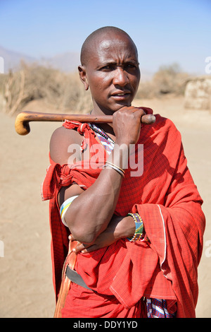 Uomo masai tenendo un tradizionale Shepherd's stick Foto Stock