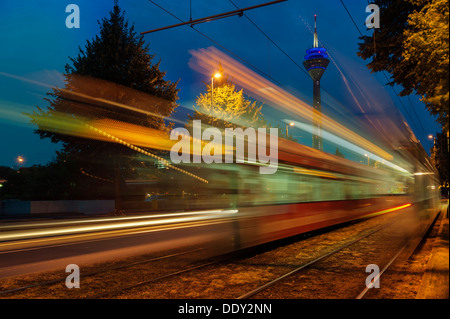 Leggere tracce di due treni di notte Foto Stock