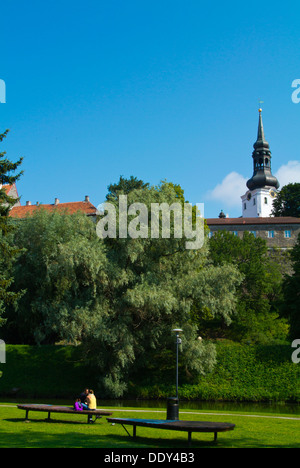 Parco Toompark esterno alle mura della vecchia città Tallinn Estonia Paesi Baltici Europa Foto Stock