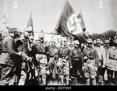 Adolf Hitler e i membri del SA al rally di Weimar, Germania, 3a-4a luglio 1926. Artista: sconosciuto Foto Stock