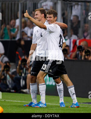 Le Germanie Thomas Muller (L) celebra il punteggio 3:0 con Benedikt Höwedes durante la partita di calcio per la qualificazione della Coppa del mondo tra la Germania e l'Austria, stadio Allianz Arena di Monaco di Baviera nel settembre 06. 2013. Foto Stock