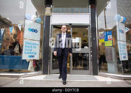 Londra, Regno Unito. 9 Sep, 2013. TSB lancio da Lloyds Banking Group, Baker Street, Londra. Più di 600 filiali e otto milioni di conti sono stati suddivisi da Lloyds al fine di soddisfare le norme di concorrenza europee. TSB Chief Executive Officer Paolo Pester apre una succursale a Londra sulle rive primo giorno di negoziazione. Credito: Jeff Gilbert/Alamy Live News Foto Stock