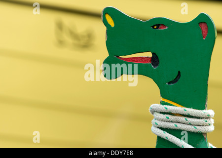 Dragon figura sulla prua di una barca a remi Foto Stock