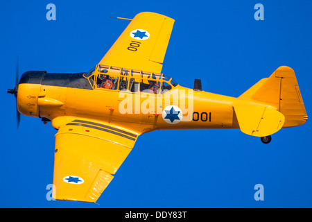 Forza Aerea israeliana North American Aviation T-6 texano mono-motore addestratore di aerei in volo Foto Stock