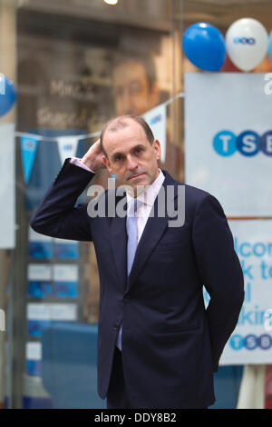 Londra, Regno Unito. 9 Sep, 2013. TSB lancio da Lloyds Banking Group, Baker Street, Londra. Più di 600 filiali e otto milioni di conti sono stati suddivisi da Lloyds al fine di soddisfare le norme di concorrenza europee. TSB Chief Executive Officer Paolo Pester apre una succursale a Londra sulle rive primo giorno di negoziazione. Credito: Jeff Gilbert/Alamy Live News Foto Stock